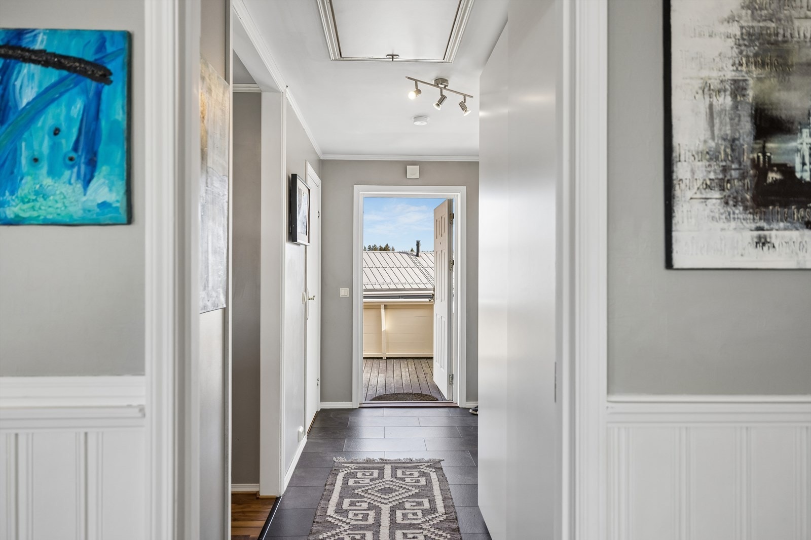 Romslig gang som tar deg med til boligens rom. Galleribilde