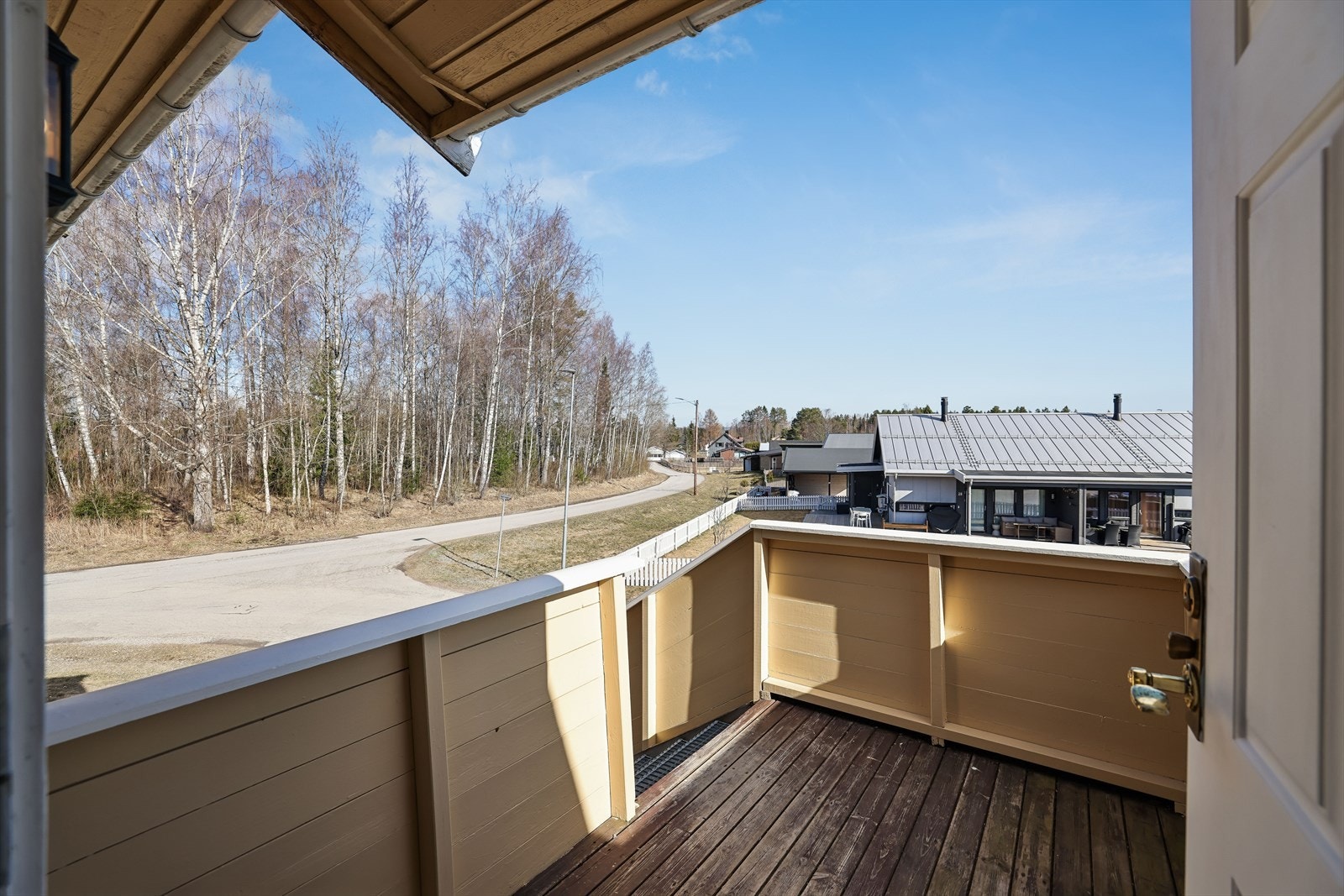 Leiligheten ligger i andre etasje med adkomst via utvendig trapp og svalgang. Galleribilde
