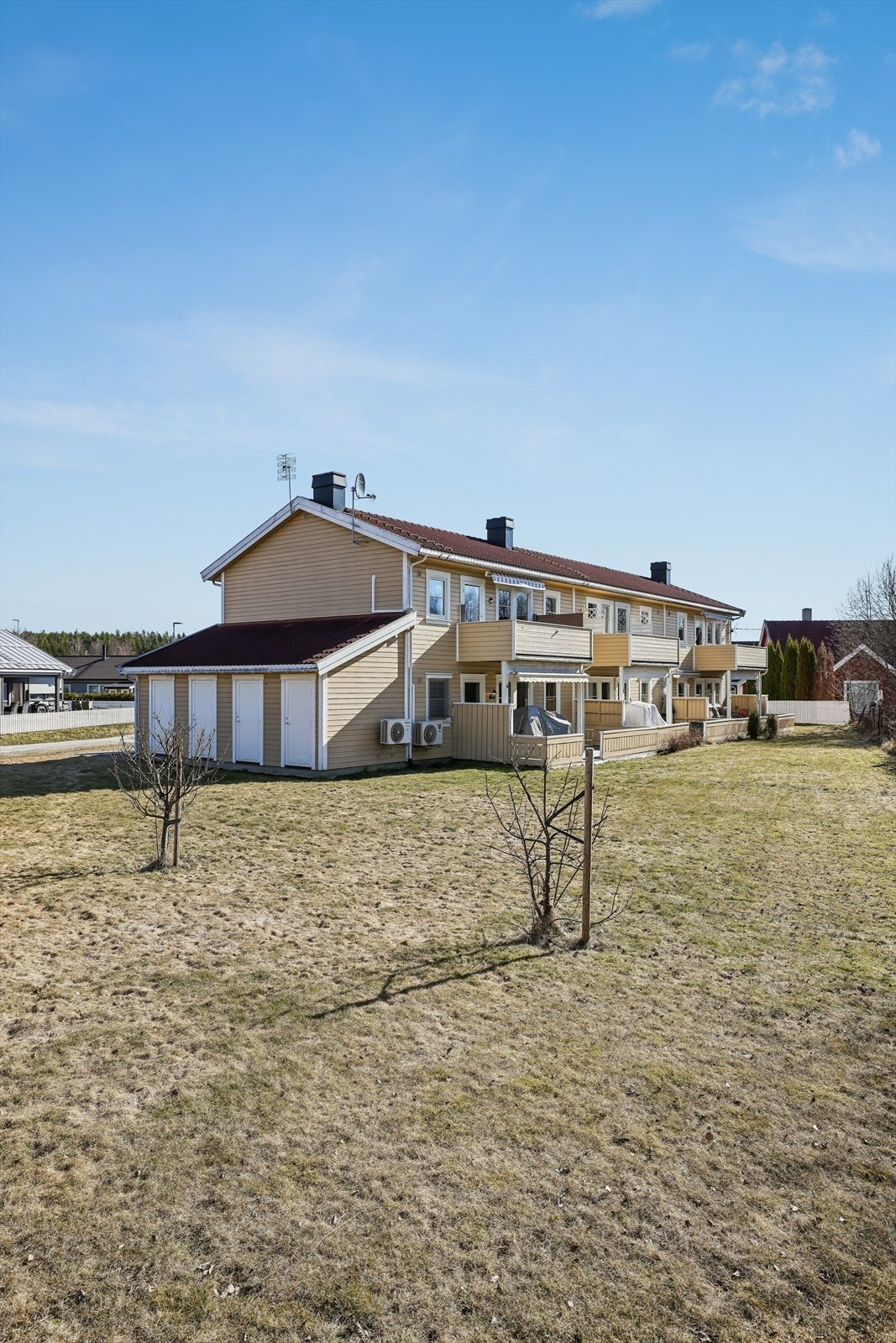 Leiligheten ligger i et rolig og barnevennlig område med lite trafikk og umiddelbar nærhet til skog og mark. Galleribilde