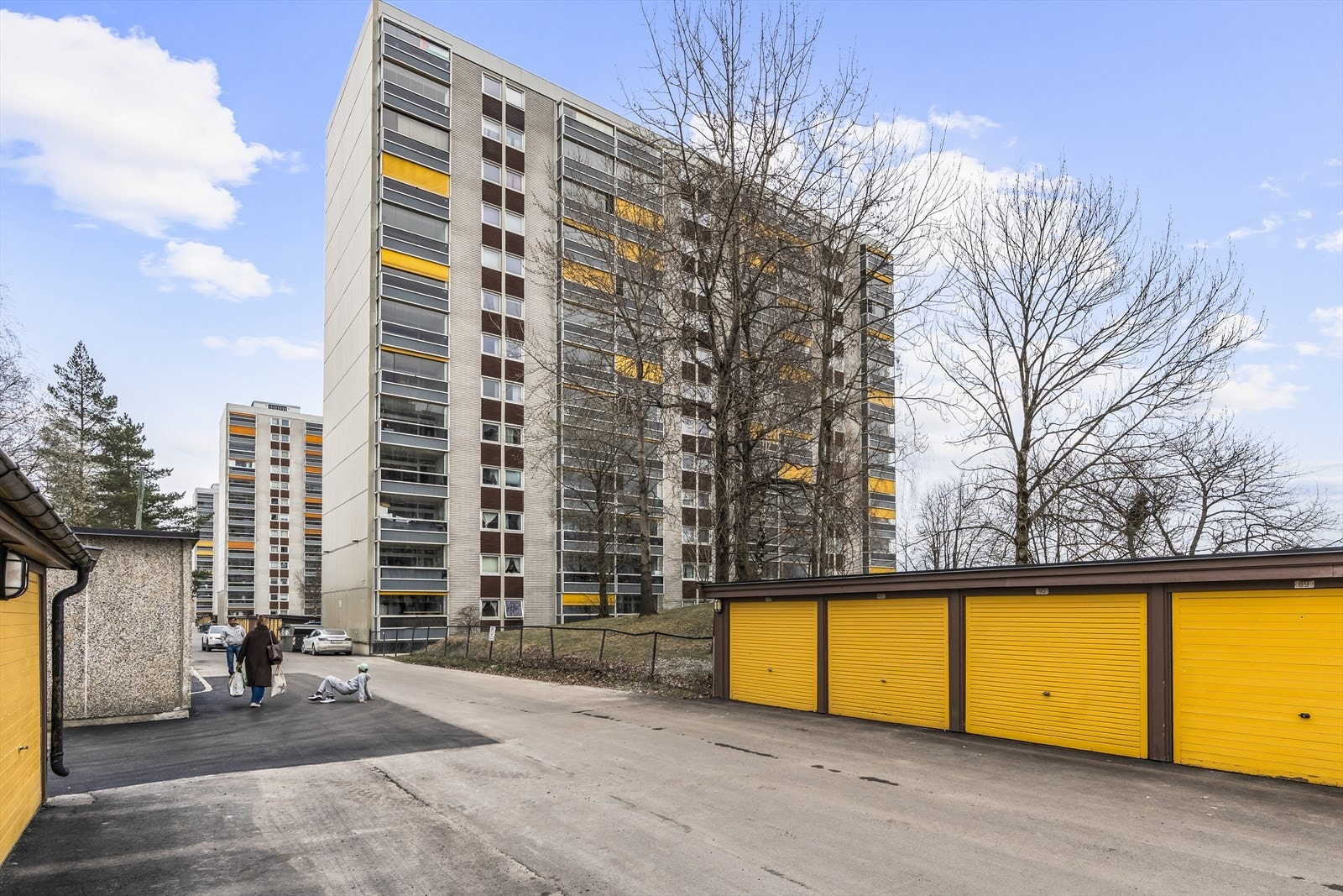 Borettslaget leier ut garasjeplass eller parkeringsplass etter venteliste. Galleribilde