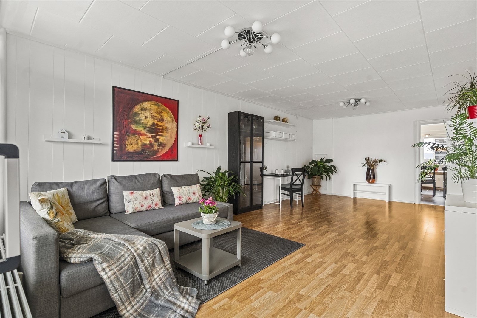 Stuen er av fin størrelse, med store vindusflater. Galleribilde