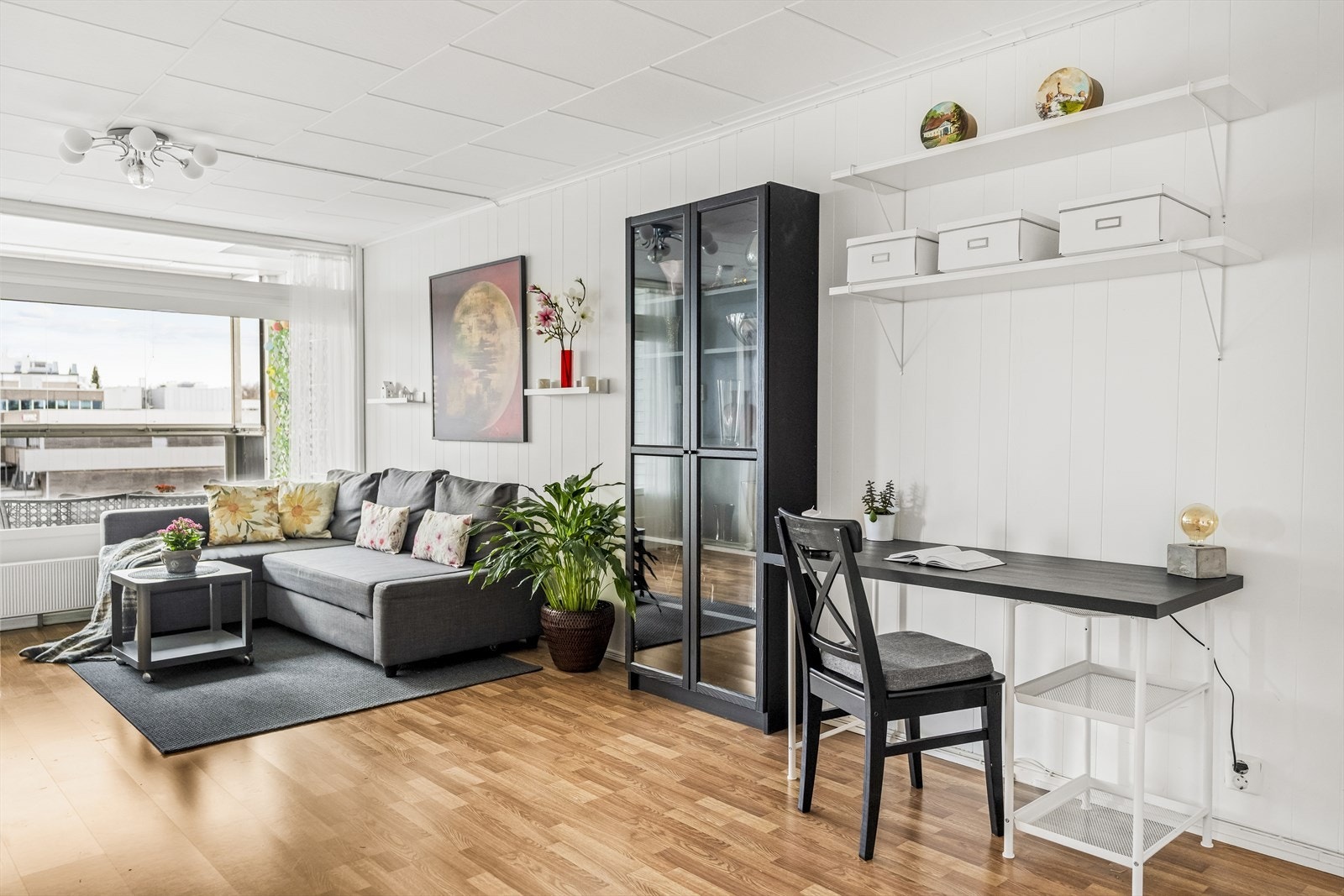 Leiligheten ligger fint til i 4. etasje, og har en praktisk planløsning bestående av stue, kjøkken, bad, entré og to soverom. Galleribilde