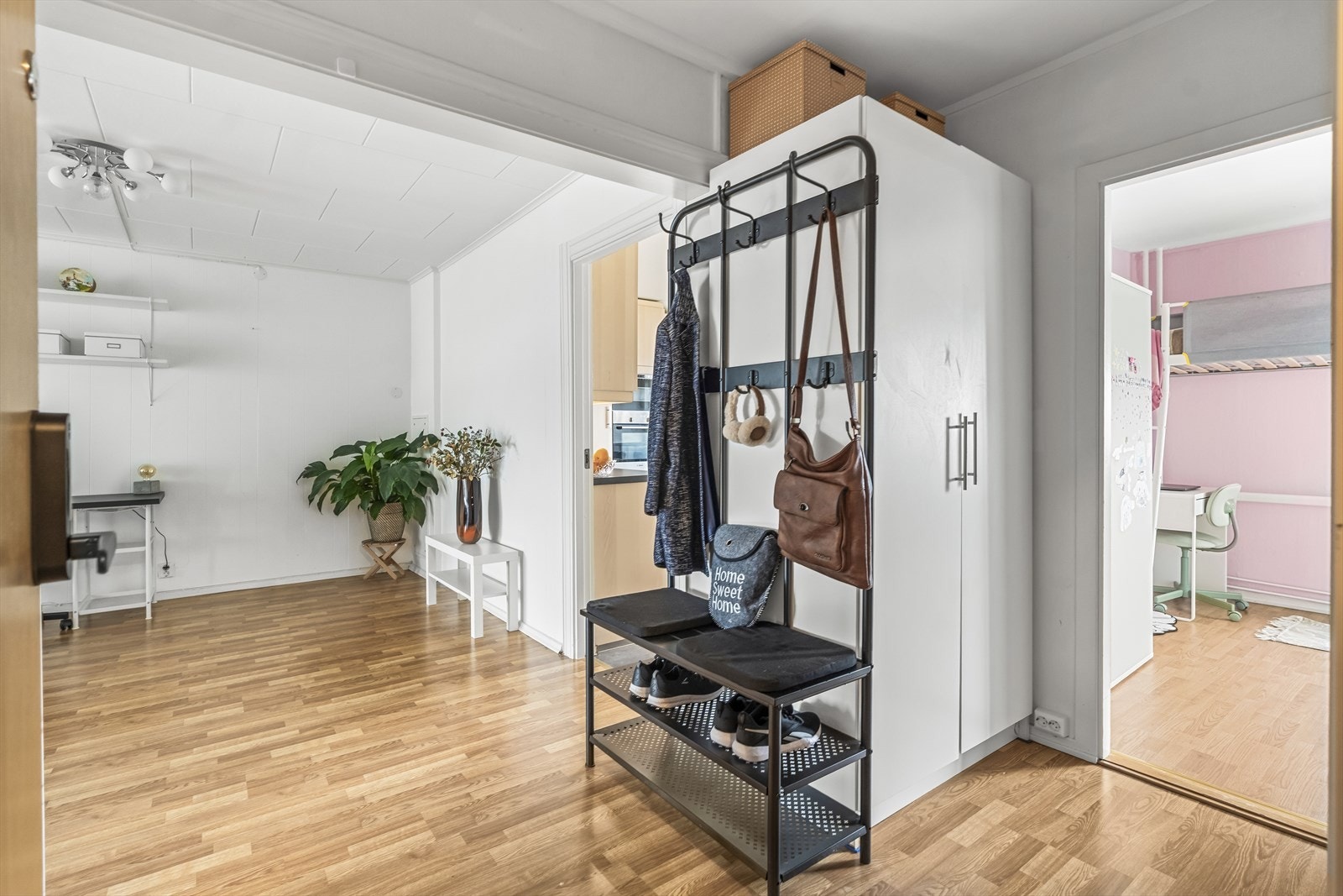 Boligen har en lys og innbydende entré, med plass til å henge fra seg yttertøy og sette fra seg sko. Galleribilde