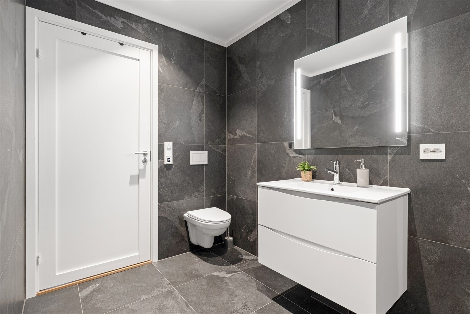 Badet i 1. etasjen er utført i samme stil som badet i 2. etasje. Galleribilde