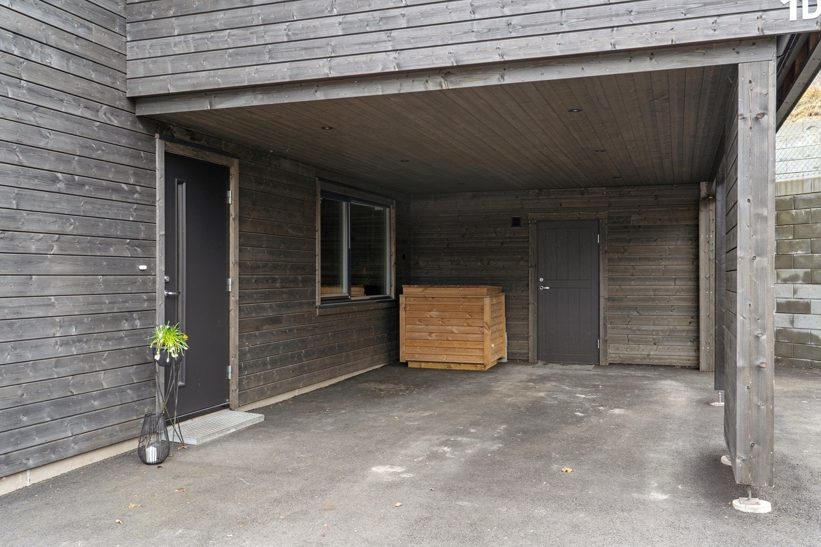 Praktisk carport med direkte adkomst til boligen og inngang til en utvendig bod på 6,6 m². Galleribilde