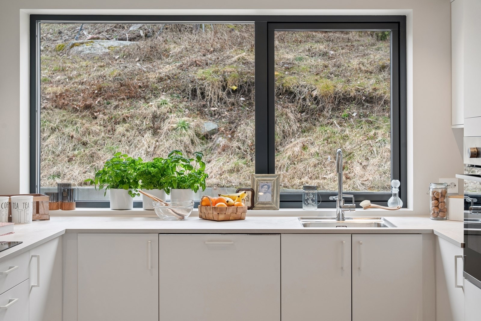 Vinduet over vasken gir godt naturlig arbeidslys. Galleribilde