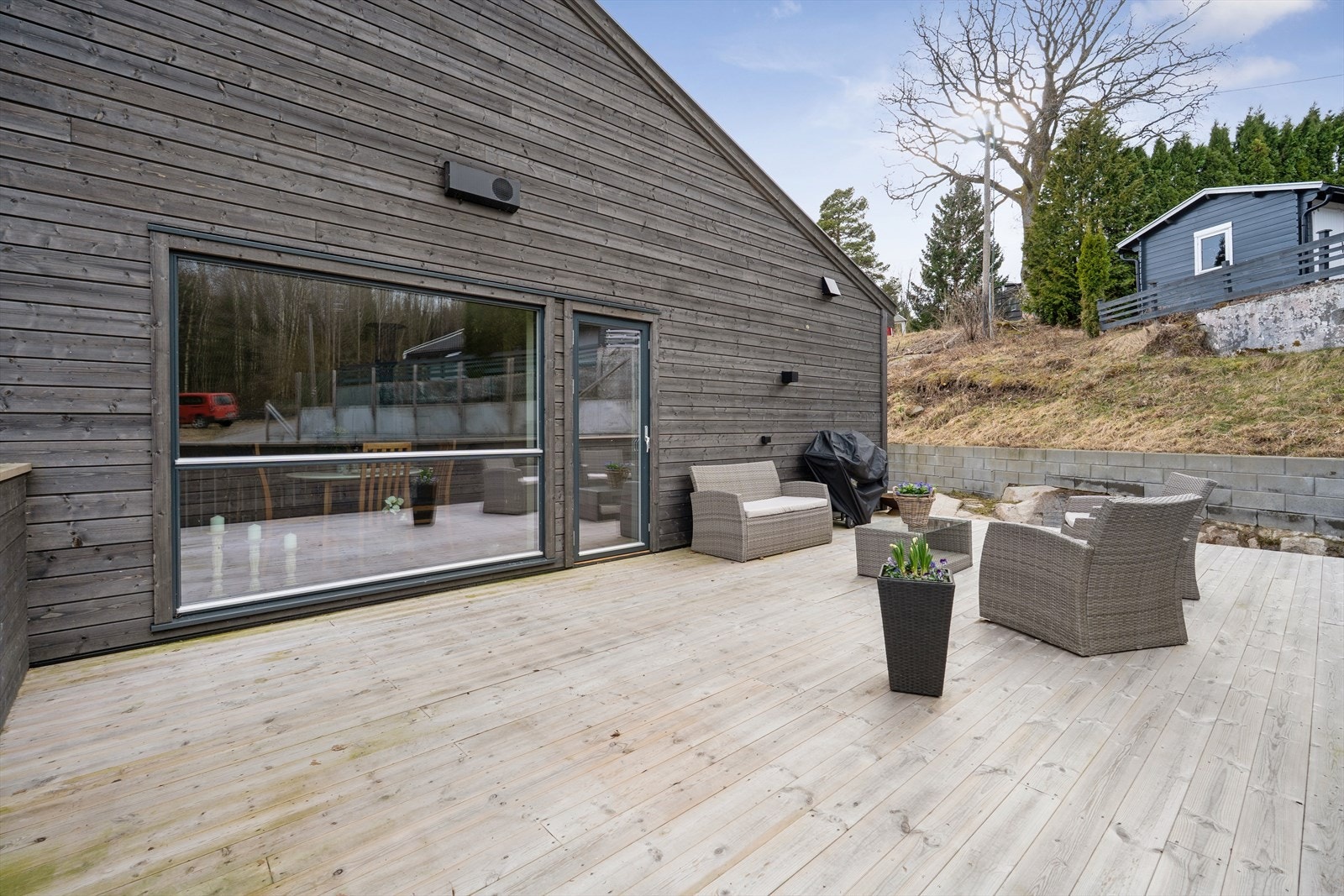 Terrassedekket er utført i impregnerte terrassebord, klart for utemøbler og grill. Galleribilde