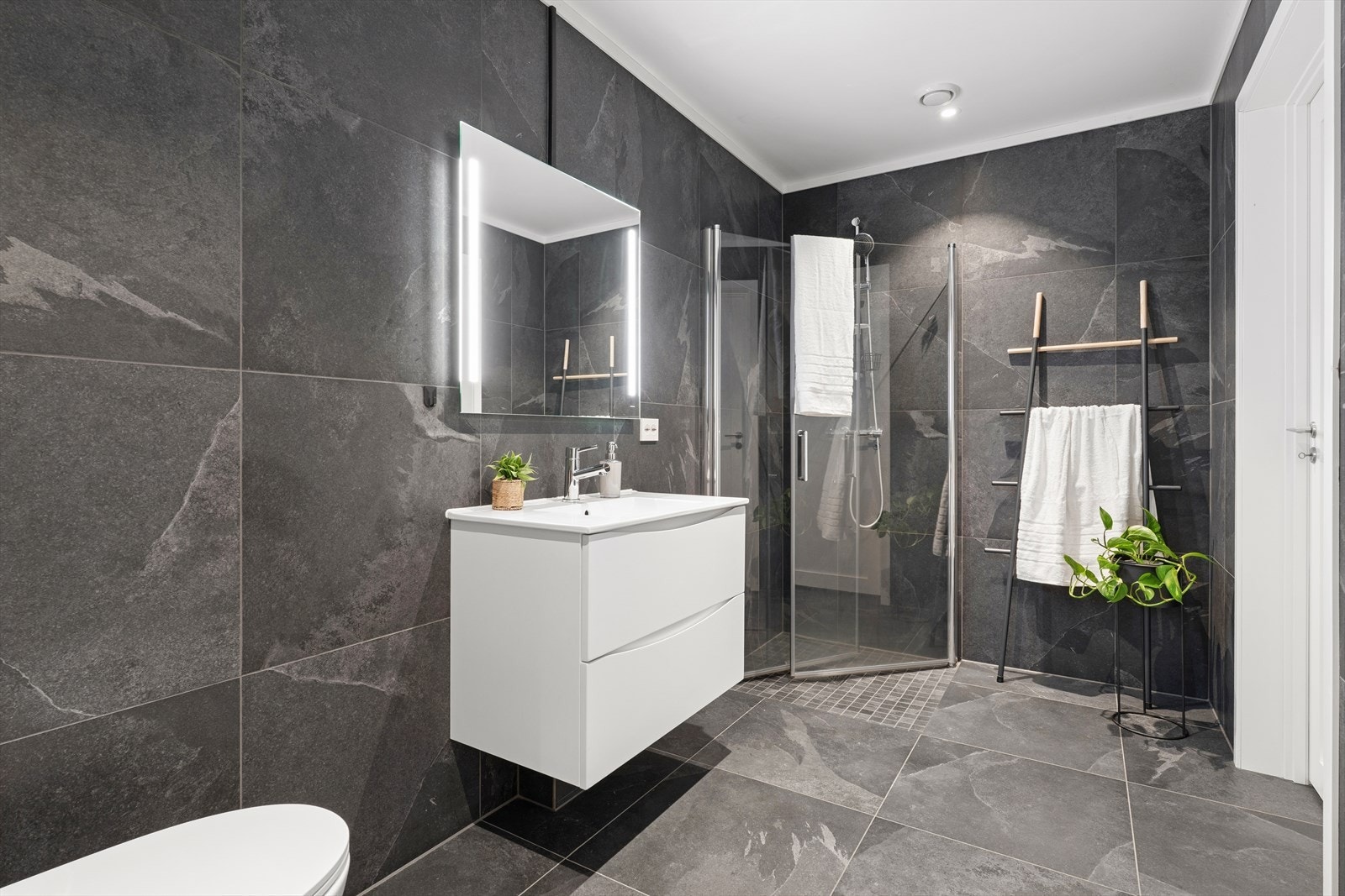 Eget praktisk separat vaskerom tilknyttet badet. Galleribilde