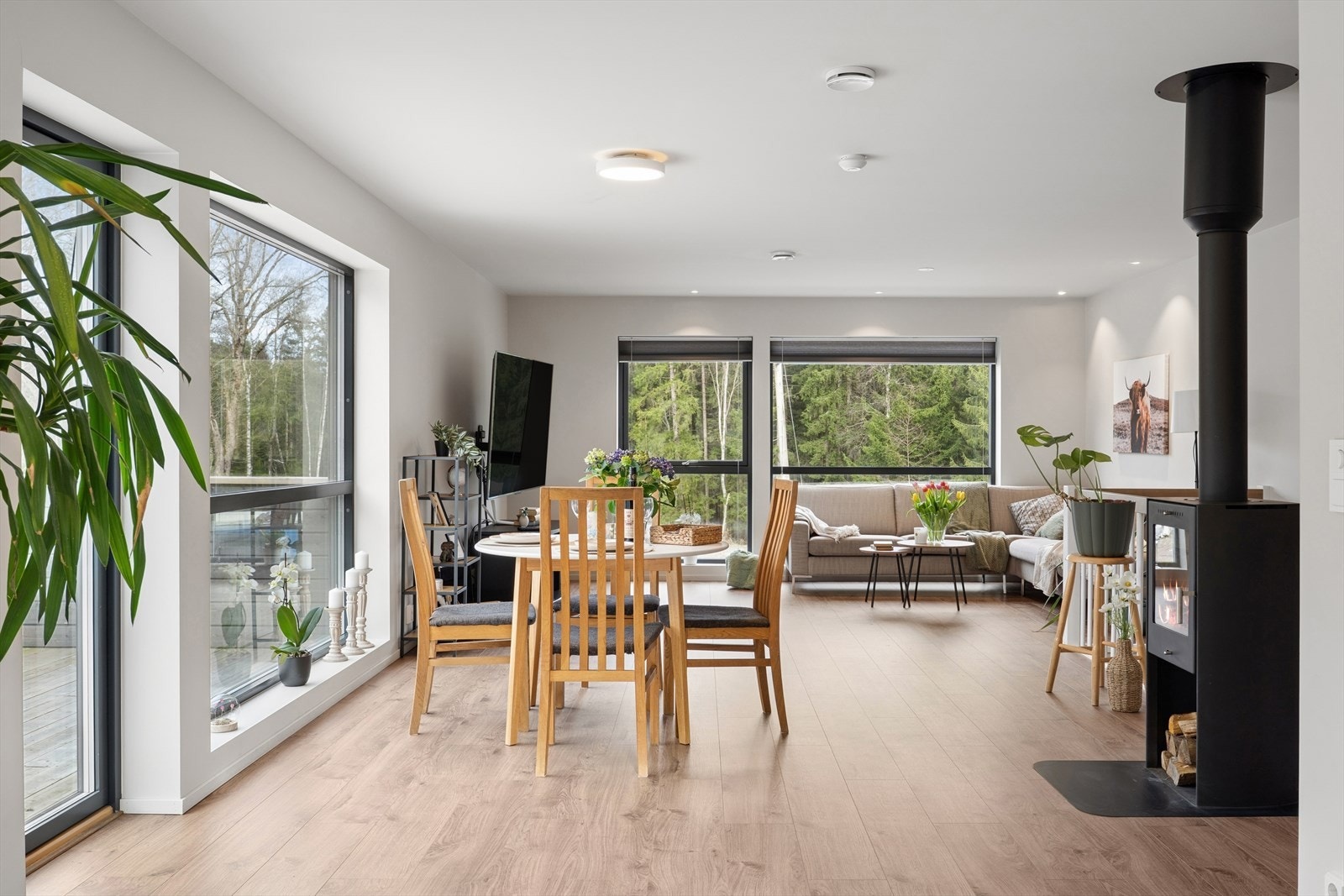 Inn fra terrassen møtes du av en lys og sosial sone med åpen løsning mellom stue og kjøkken. Galleribilde