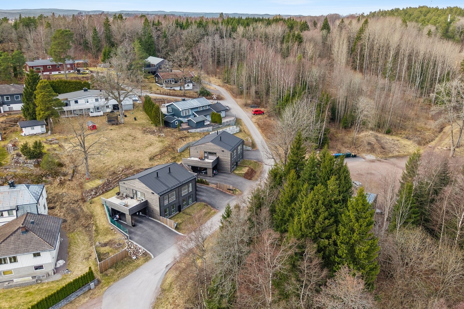 Her er det kort vei til både Vear skole og flere barnehager, samt nærhet til Vear idrettspark og golfbane. Galleribilde