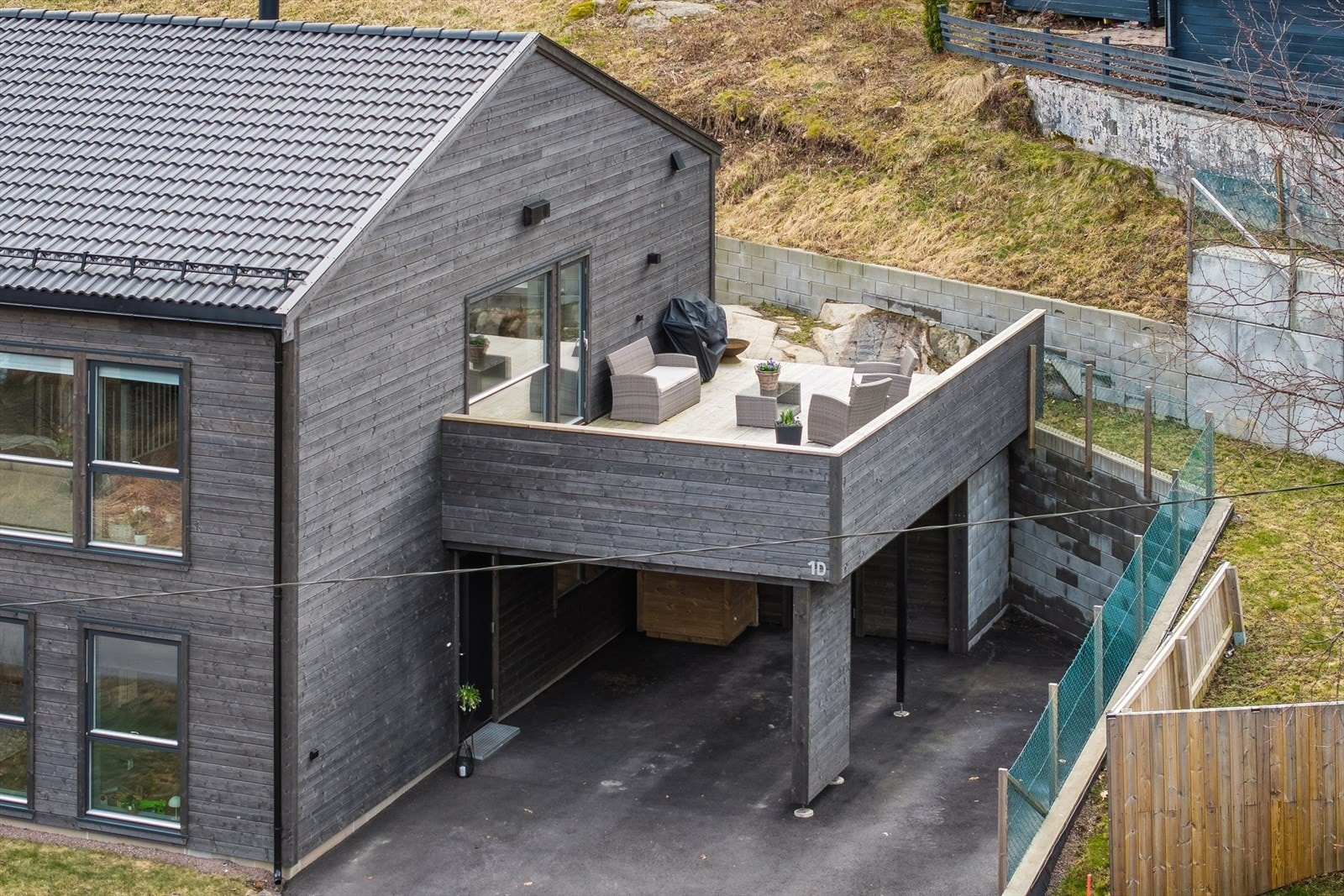 Moderne, vertikaldelt tomannsbolig oppført i 2023 med carport og en stor takterrasse. Galleribilde
