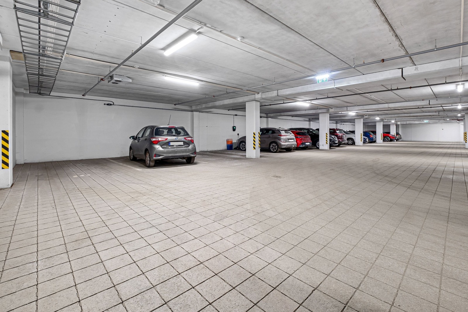Parkeringsgarasje - leilighetens parkeringsplass i venstre hjørne Galleribilde