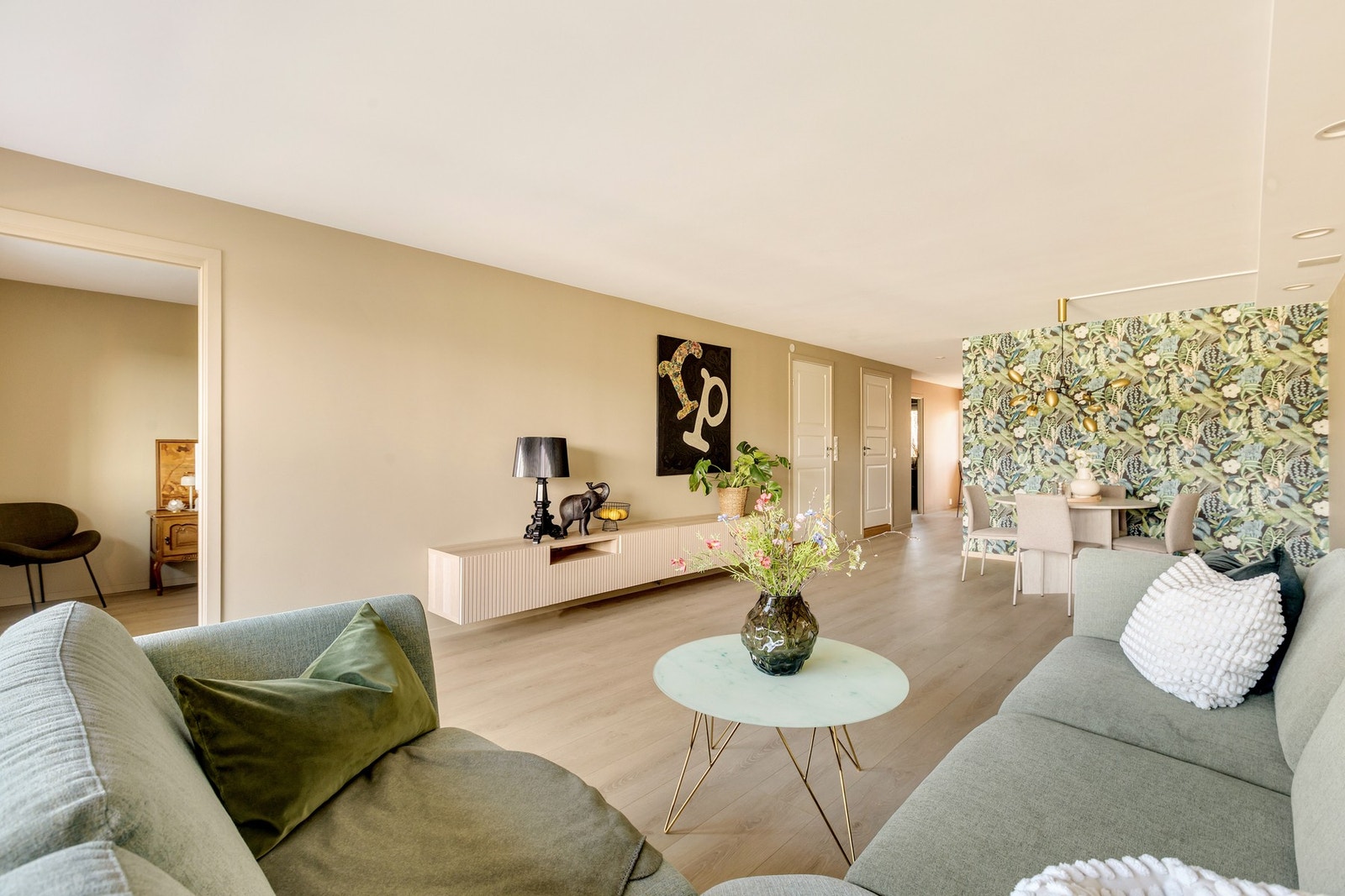 Philips Hue smartlys med farger integrert løsning i stuen. Galleribilde
