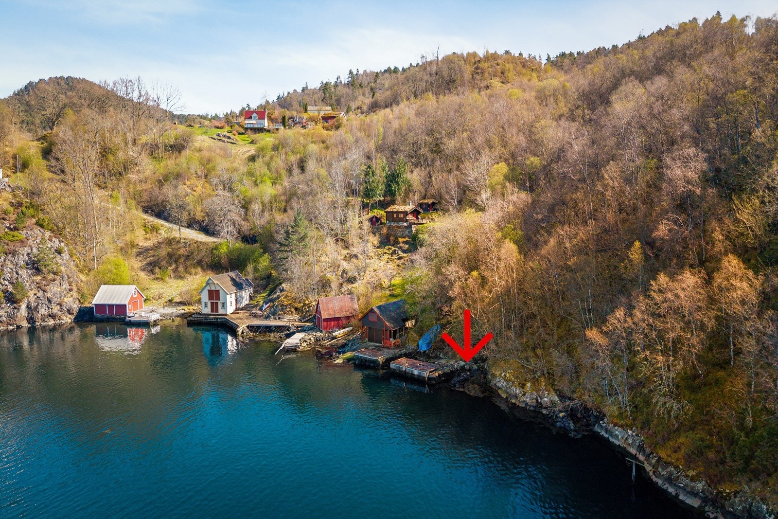 Det er ca. 100 meter ned til sjøen, hvor eiendommen har tinglyst båtfesterett. Galleribilde