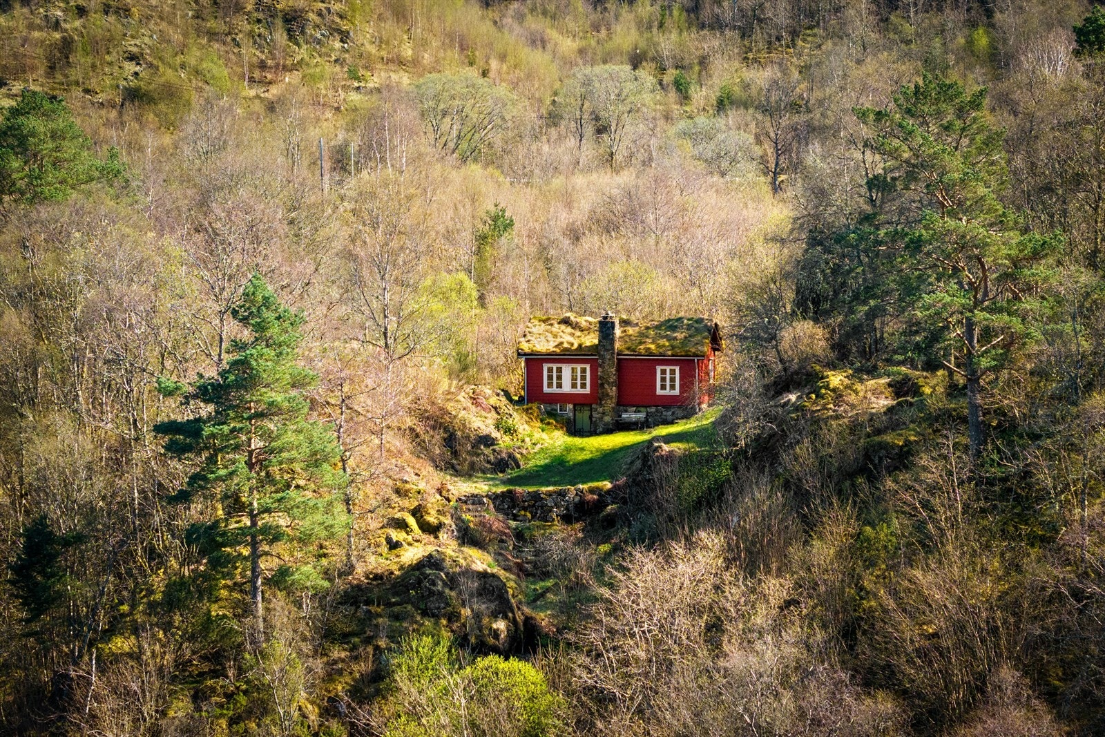 Området byr på vakre omgivelser med kort vei til både fjellterreng og sjø, og gir gode muligheter for friluftsliv og rekreasjon året rundt. Galleribilde