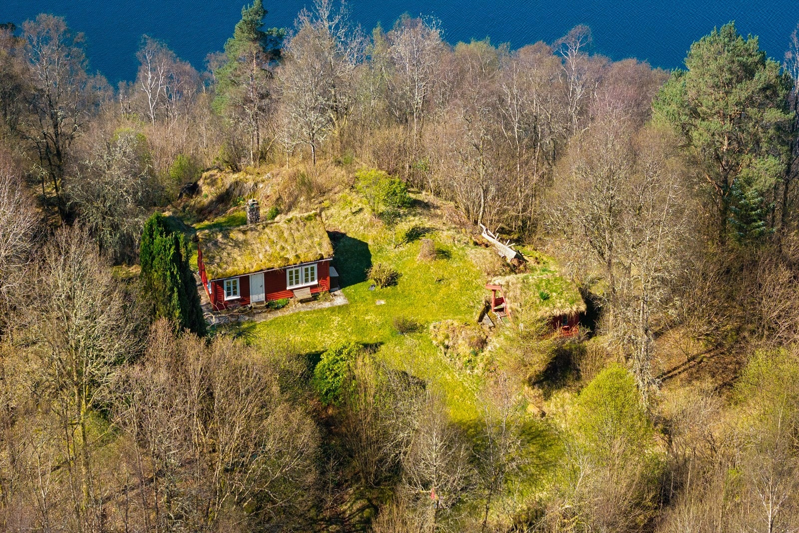 Eiendommen ligger på en eiet tomt på over ett mål, med et opparbeidet uteområde bestående av variert beplantning og ulike trær, samt frukt- og bærvekster. Galleribilde