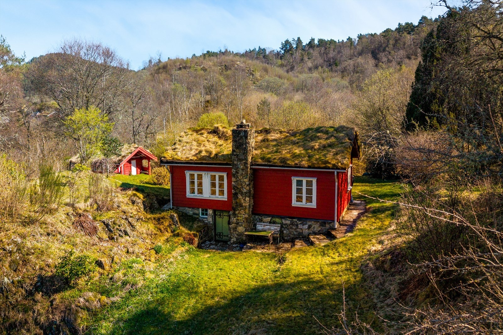 Dette er en sjarmerende og lun hytte fra 1835, med usjenert beliggenhet, i naturskjønne og rolige omgivelser. Galleribilde
