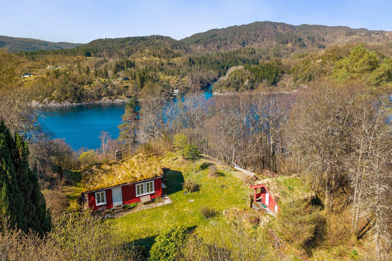 Eiendommen er plassert på et lite høydedrag med flott utsikt mot sjøen og fjellene på Stord og Fitjar. Galleribilde