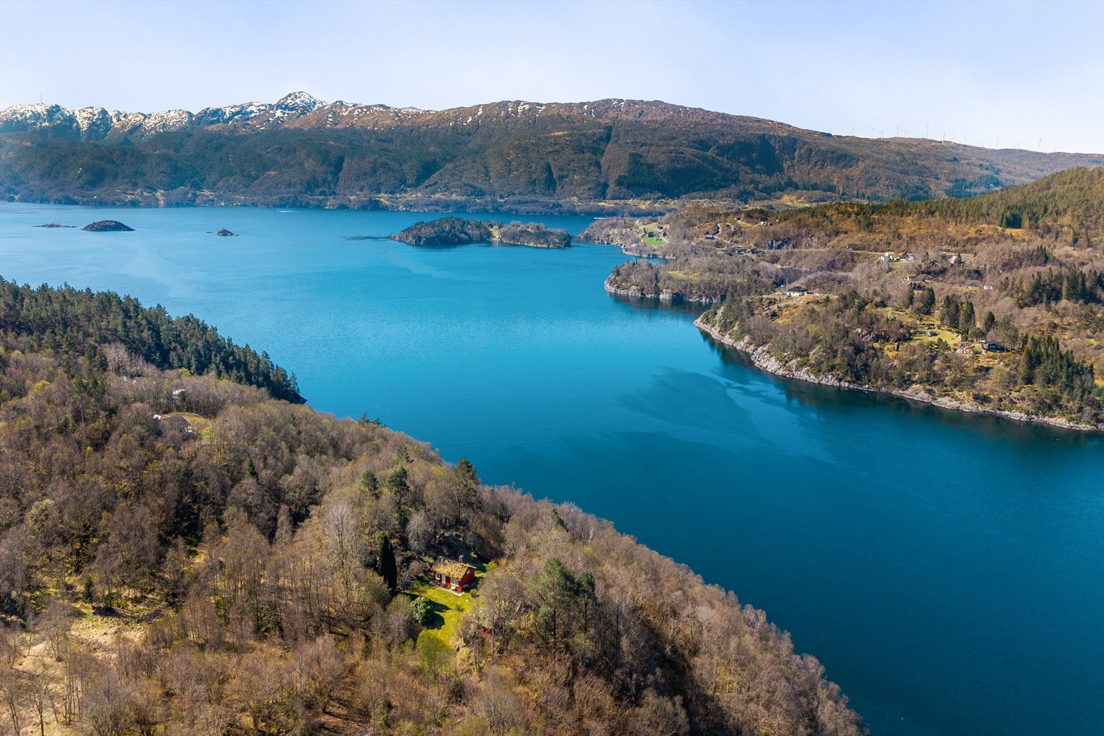 Tysnes kommune er kjent for sitt aktive lokalmiljø, rike kulturliv og vakre natur. Arrangementer som Tysnesfest og destinasjoner som Haaheim Gaard bidrar til et levende og attraktivt område for både fastboende og tilreisende. Galleribilde