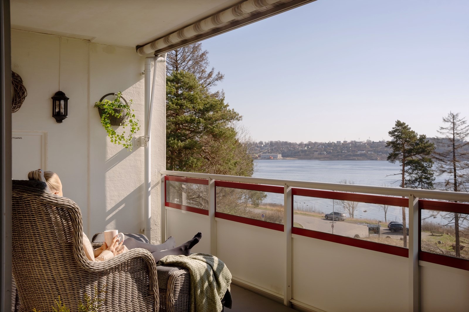 Her kan man nyte later dager med sol gjennom dagen og flott utsikt. Galleribilde