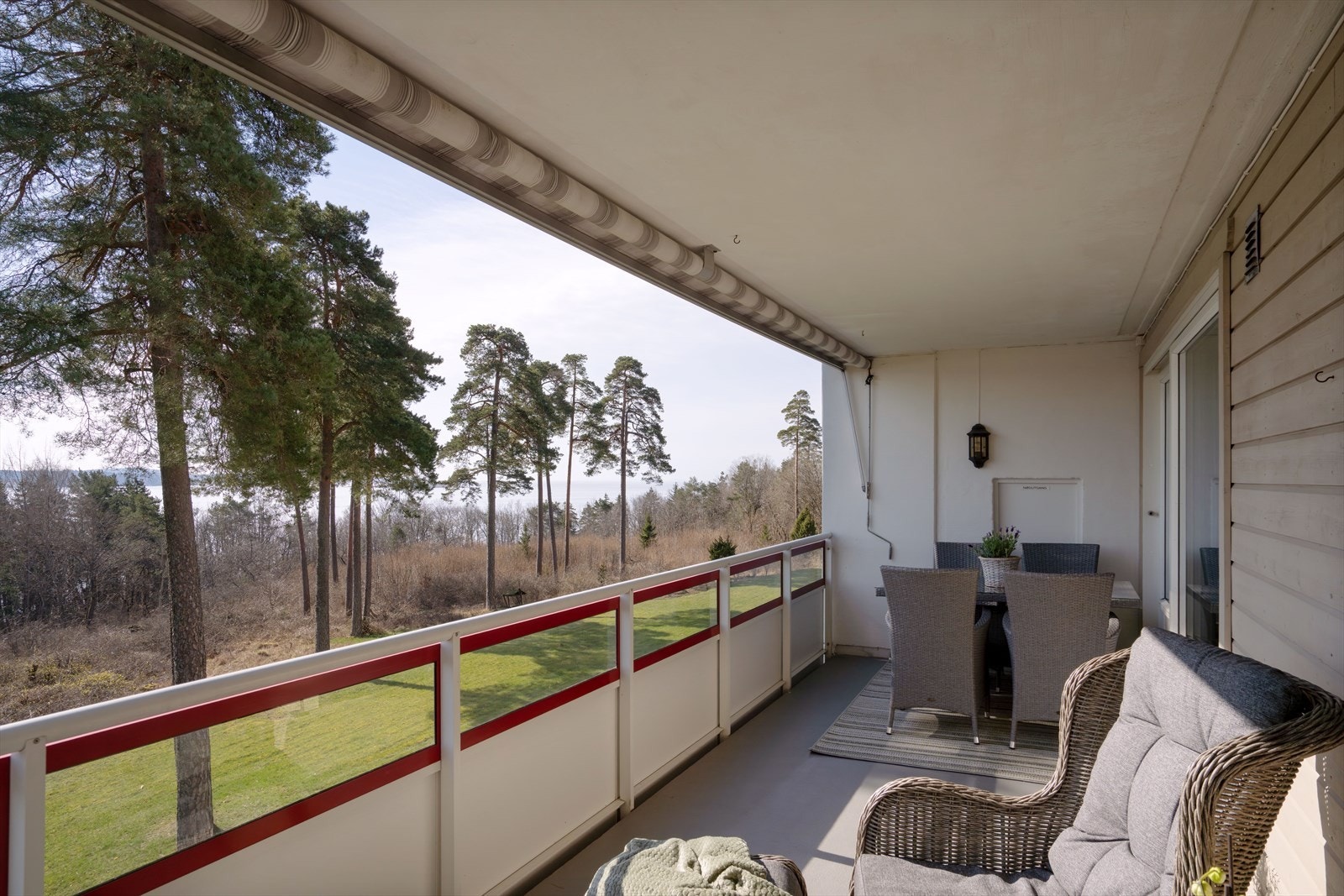 Balkongen er på 14 kvm og har god plass til ønsket utemøblement og grill. Galleribilde