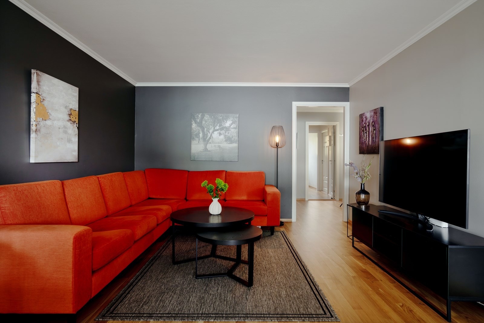 Det er god plass til sofagruppe med tilhørende møblement i stuen. Galleribilde