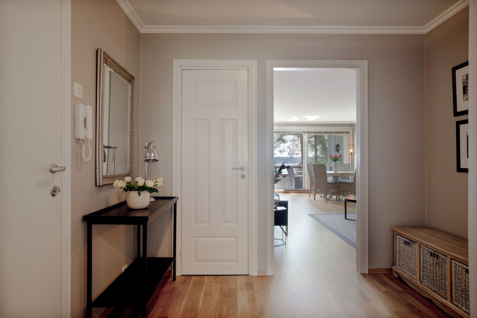 Entréen gir et lyst og åpent førsteinntrykk. Galleribilde