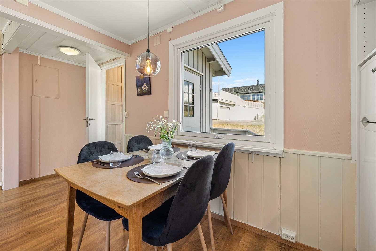 Vinduet ved spiseplassen slipper inn dagslys og gir utsyn over nærområdet. Galleribilde