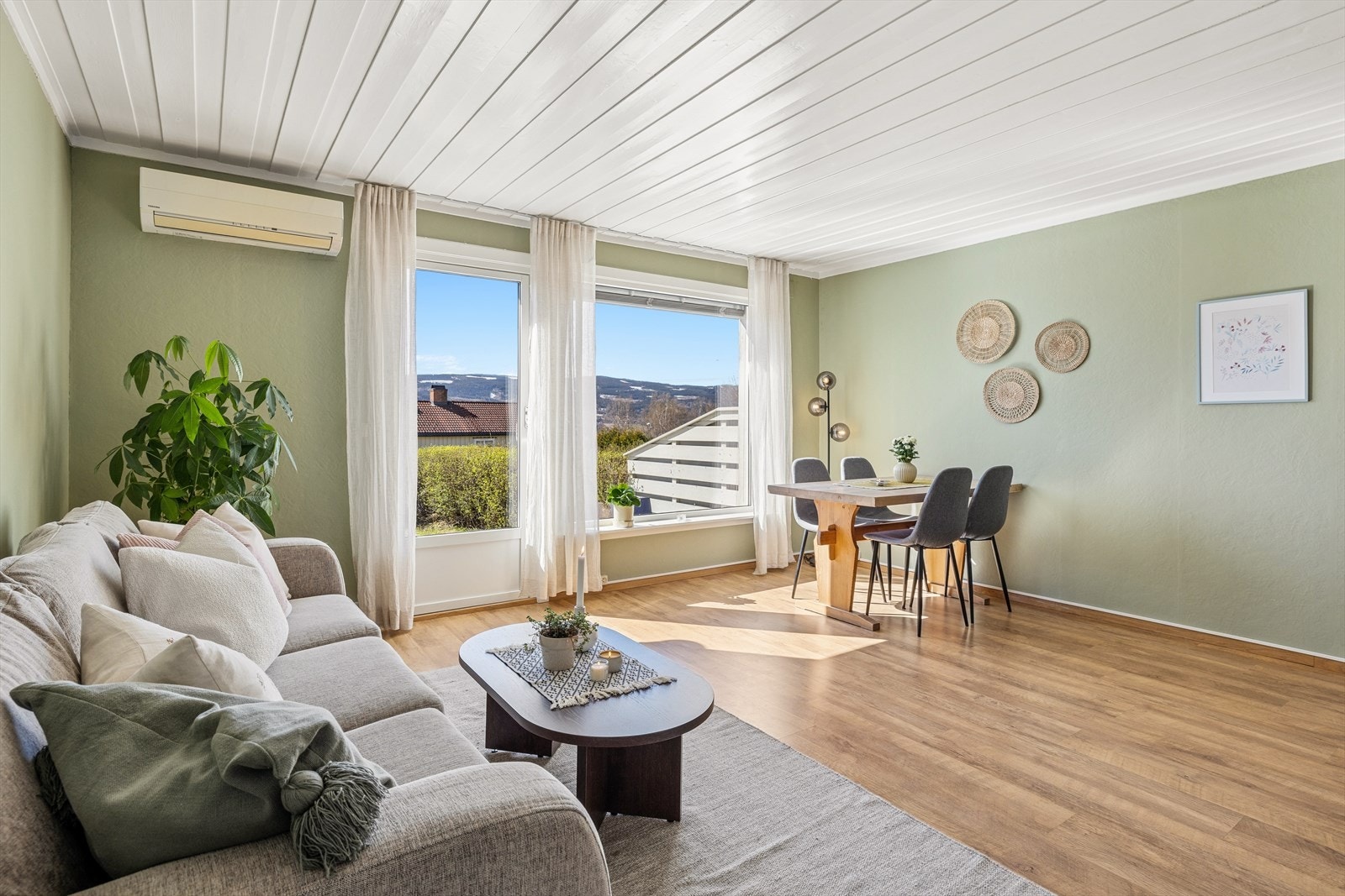 Stuen er romslig og lett å møblere, med god plass til både sofagruppe og spisebord. Galleribilde