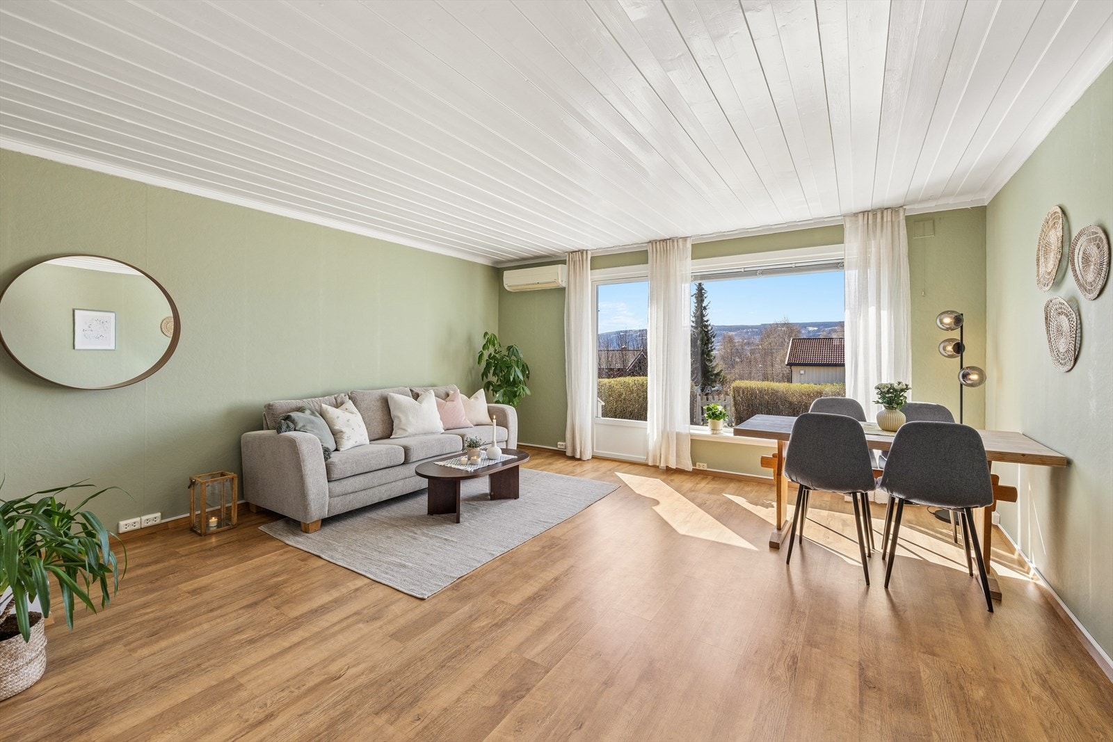 De store vindusflatene gir rikelig med naturlig lys og en åpen atmosfære. Galleribilde
