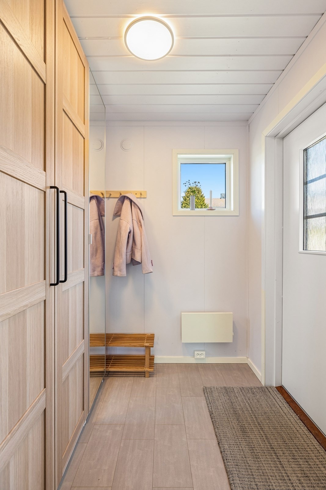 Entréen gir et godt førsteinntrykk og har plass til oppbevaring av yttertøy. Galleribilde