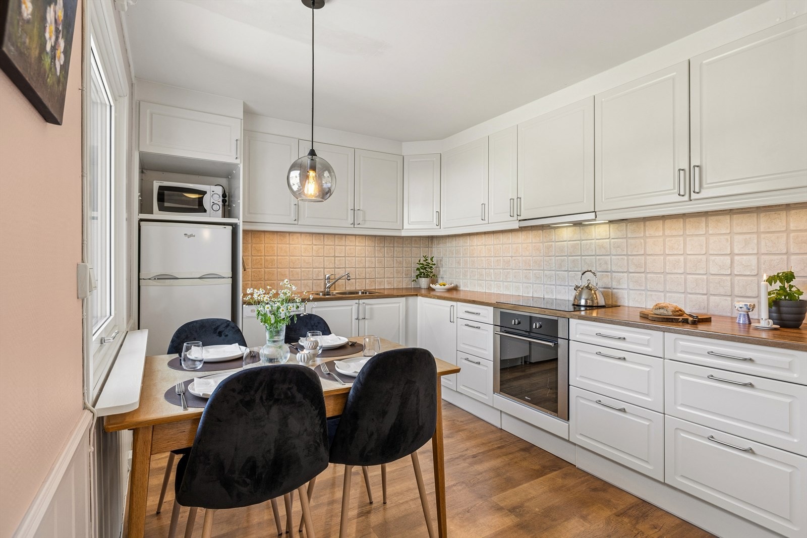Kjøkkenet har en tidløs innredning med profilerte fronter og laminatbenkeplate. Det er plass til en hyggelig spiseplass ved vinduet. Galleribilde