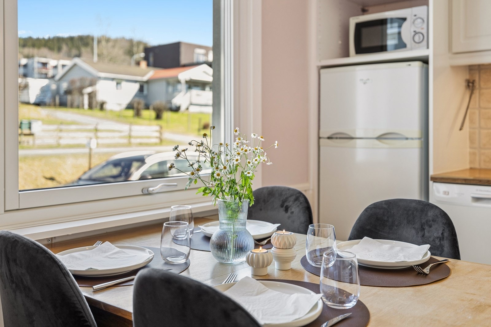 Spiseplassen på kjøkkenet er et naturlig samlingspunkt for måltider i hverdagen. Galleribilde