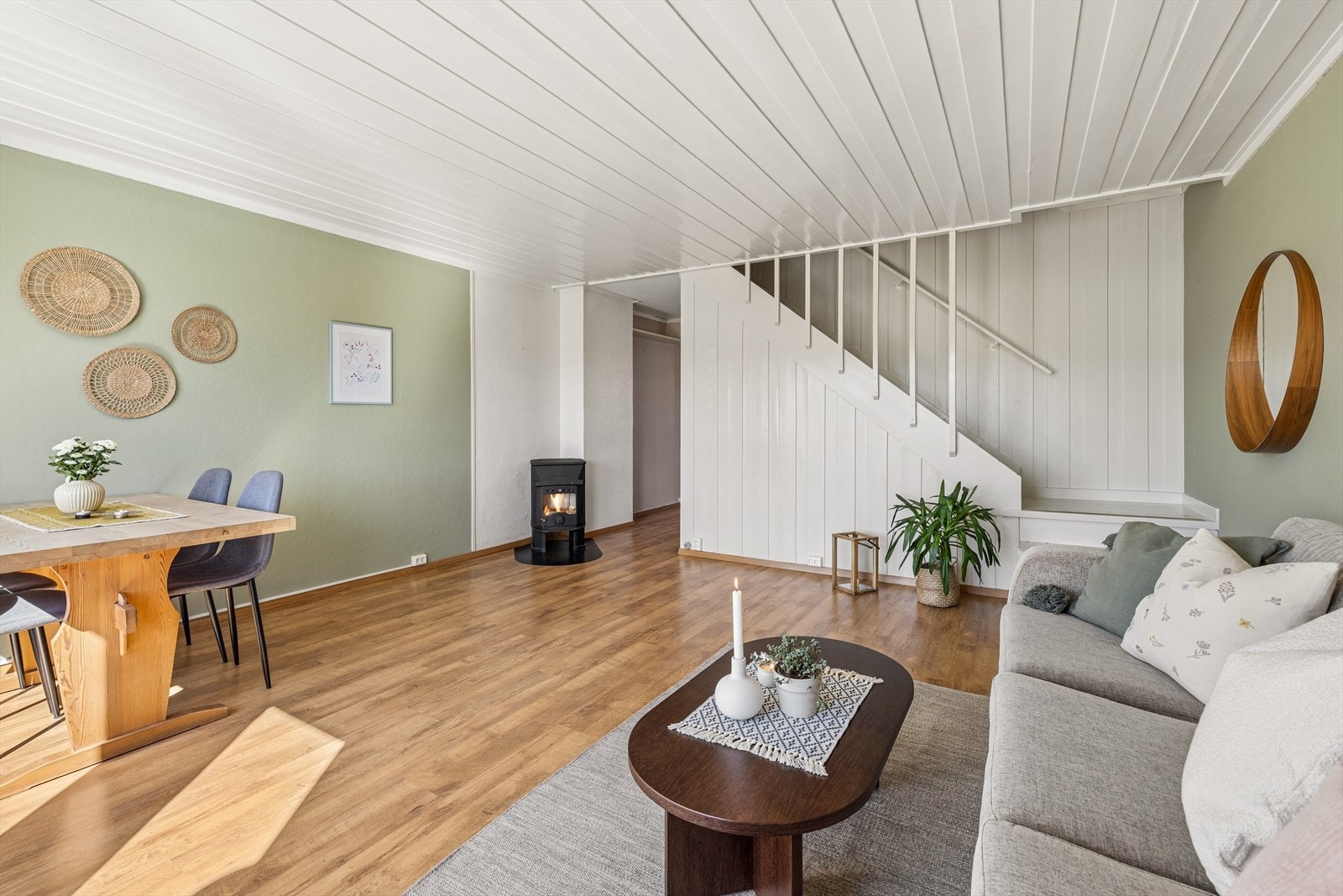 Trapperommet er integrert i stuen og leder opp til boligens andre etasje. Galleribilde