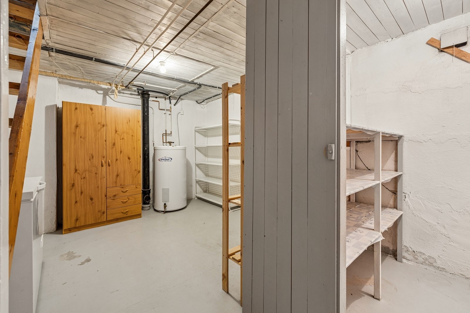 Dette er en praktisk grovkjeller med betonggulv og synlig grunnmur, ideell for oppbevaring. Galleribilde