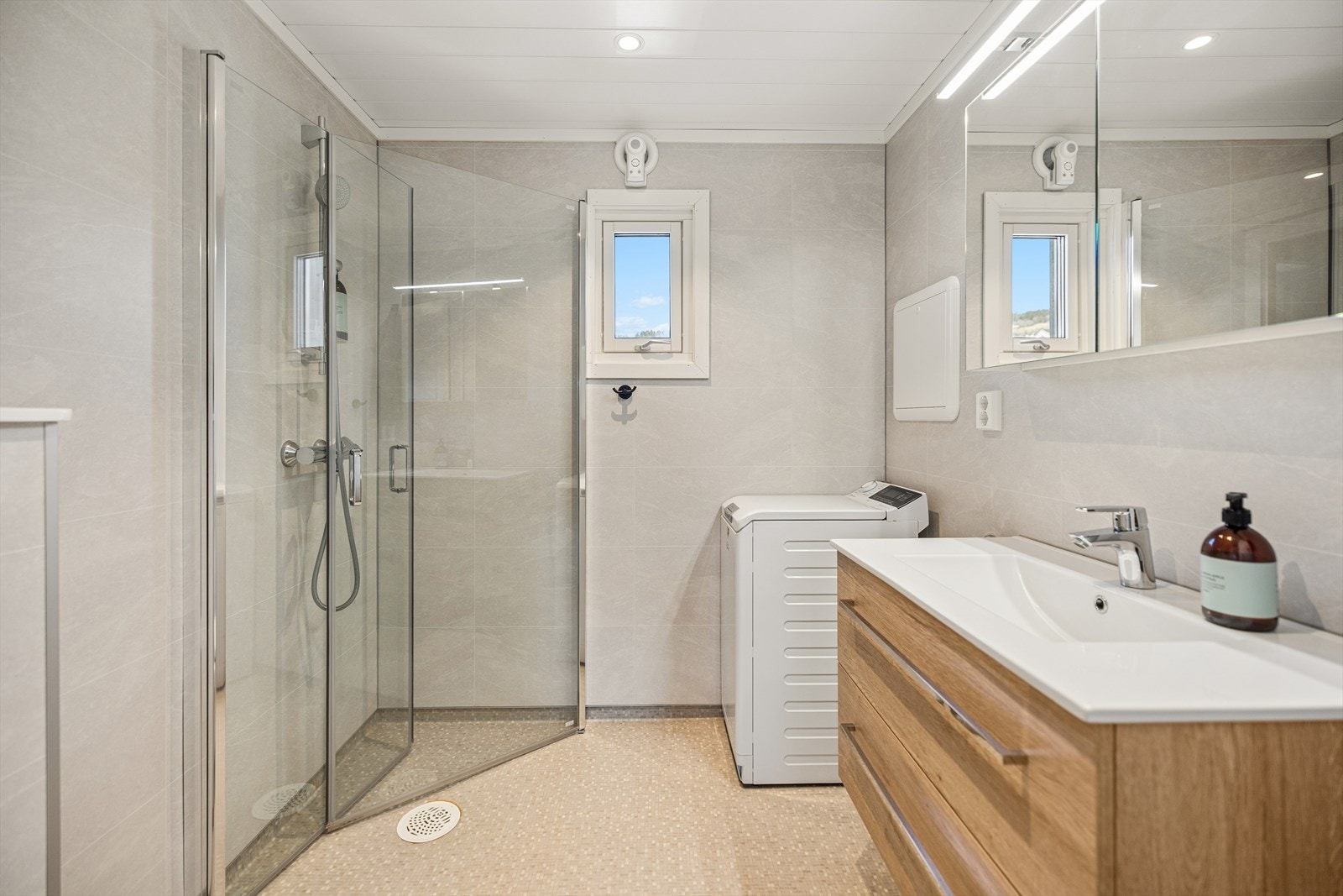 Pent bad som ble oppgradert av fagfolk i 2023. Badet har baderomsplater på veggene og belegg på gulv med varmekabler. Galleribilde