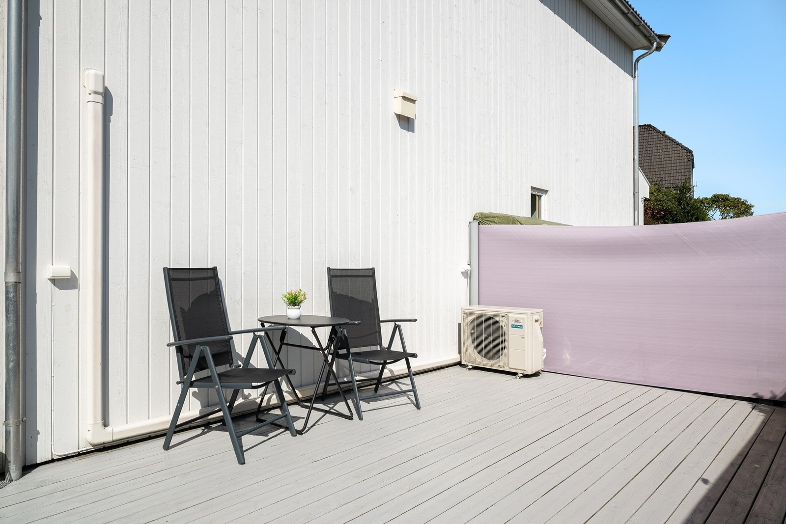 Terrassen måler hele 42 m² og byr på muligheten til å bevege seg etter vær og vind Galleribilde