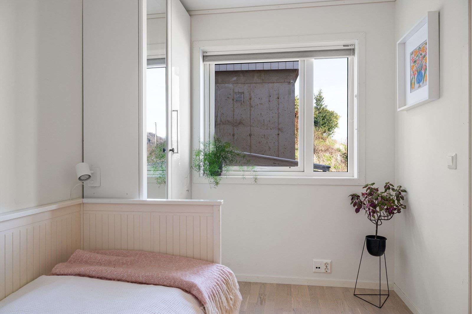 Soverommet har plass til seng, nattbord og skap/garderobe. Dette soverommet har ekstra uttak for internett perfekt for gaming rom. Galleribilde
