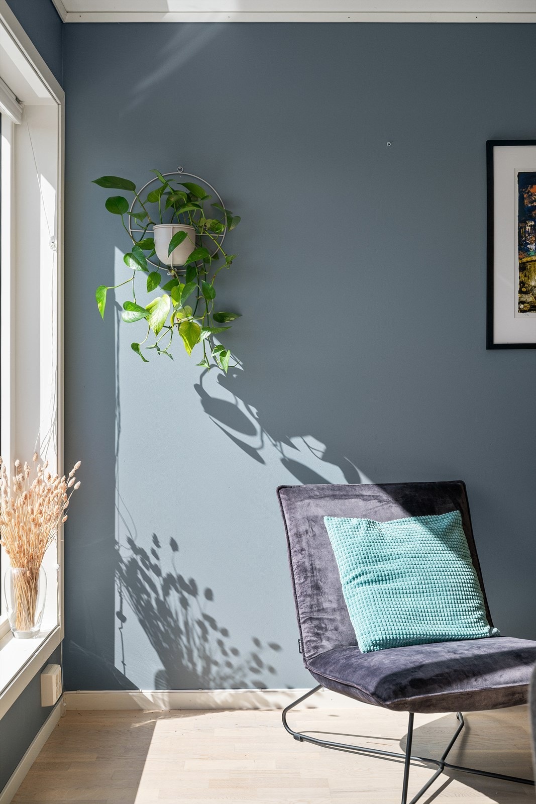 Nåværende eier har tidligere hatt sofa på veggen med vindu, så her kan man innrede etter eget ønske og behov. Galleribilde