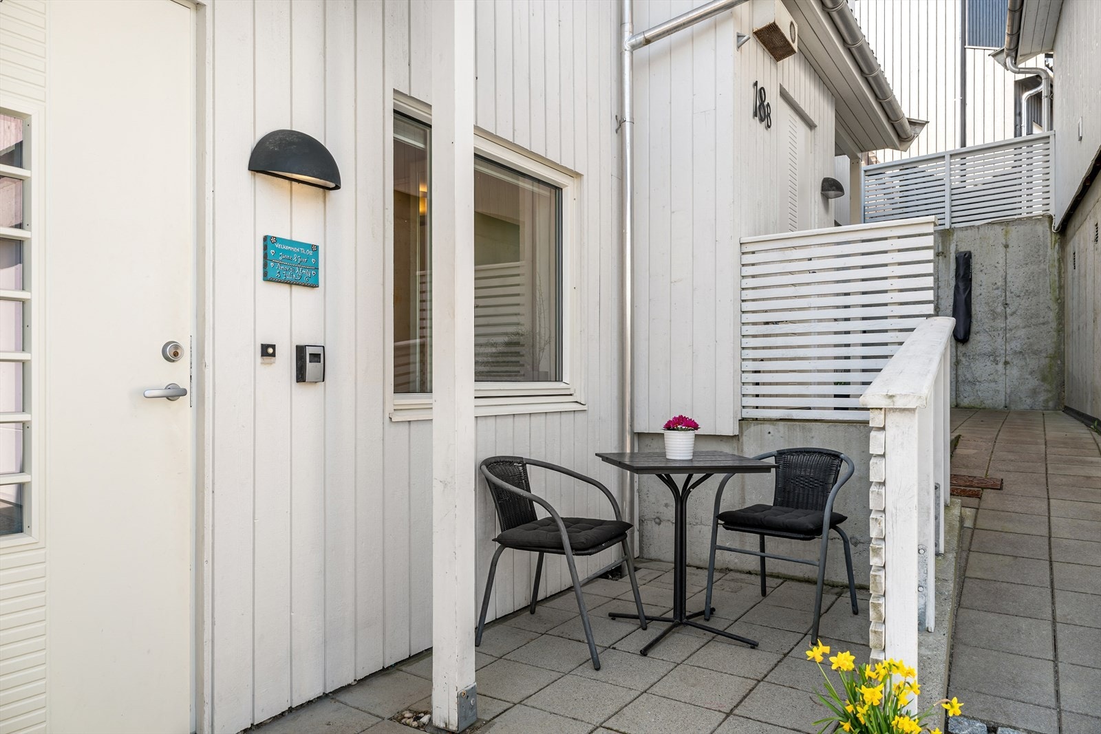 Ved inngangspartiet er det plass til liten sittegruppe Galleribilde