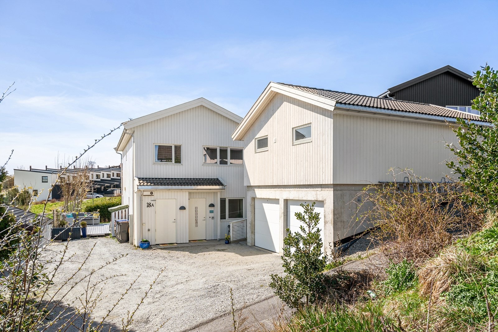 Her bor man i rolig gate med kort avstand til skoler, barnehager, dagligvarebutikk, lekeplasser, flotte turområder, kollektivtilbud og Sandnes sentrum Galleribilde