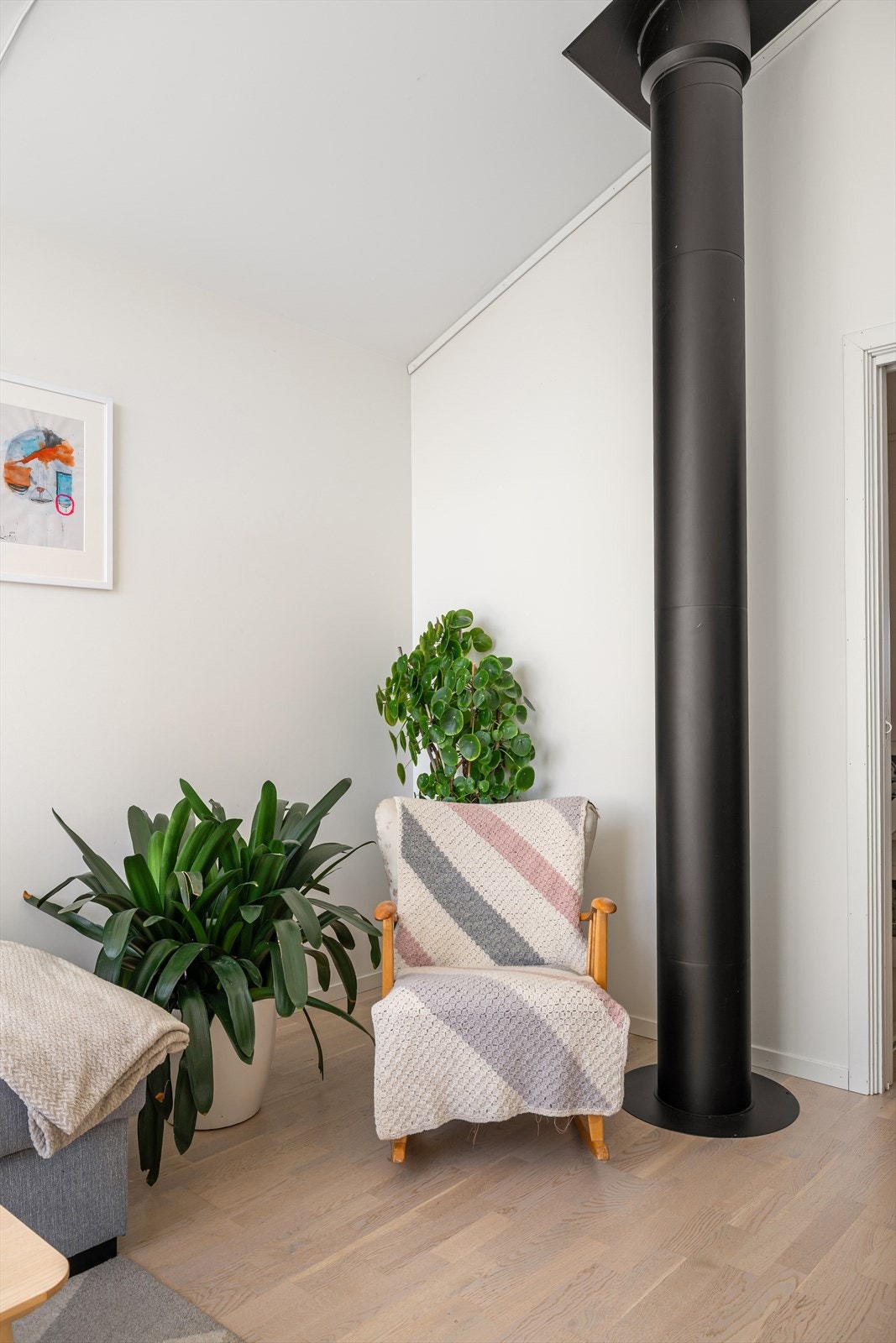 Det er skyvedør til loftstuen, som er praktisk de gangene man vil lukke av mht. lyd. Galleribilde