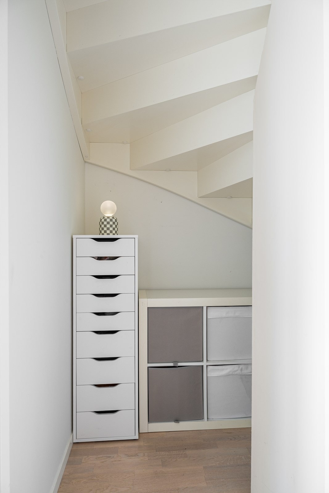 Det er godt med lagringsplass i bod under trapp, på loft, samt i bod i garasje. Galleribilde