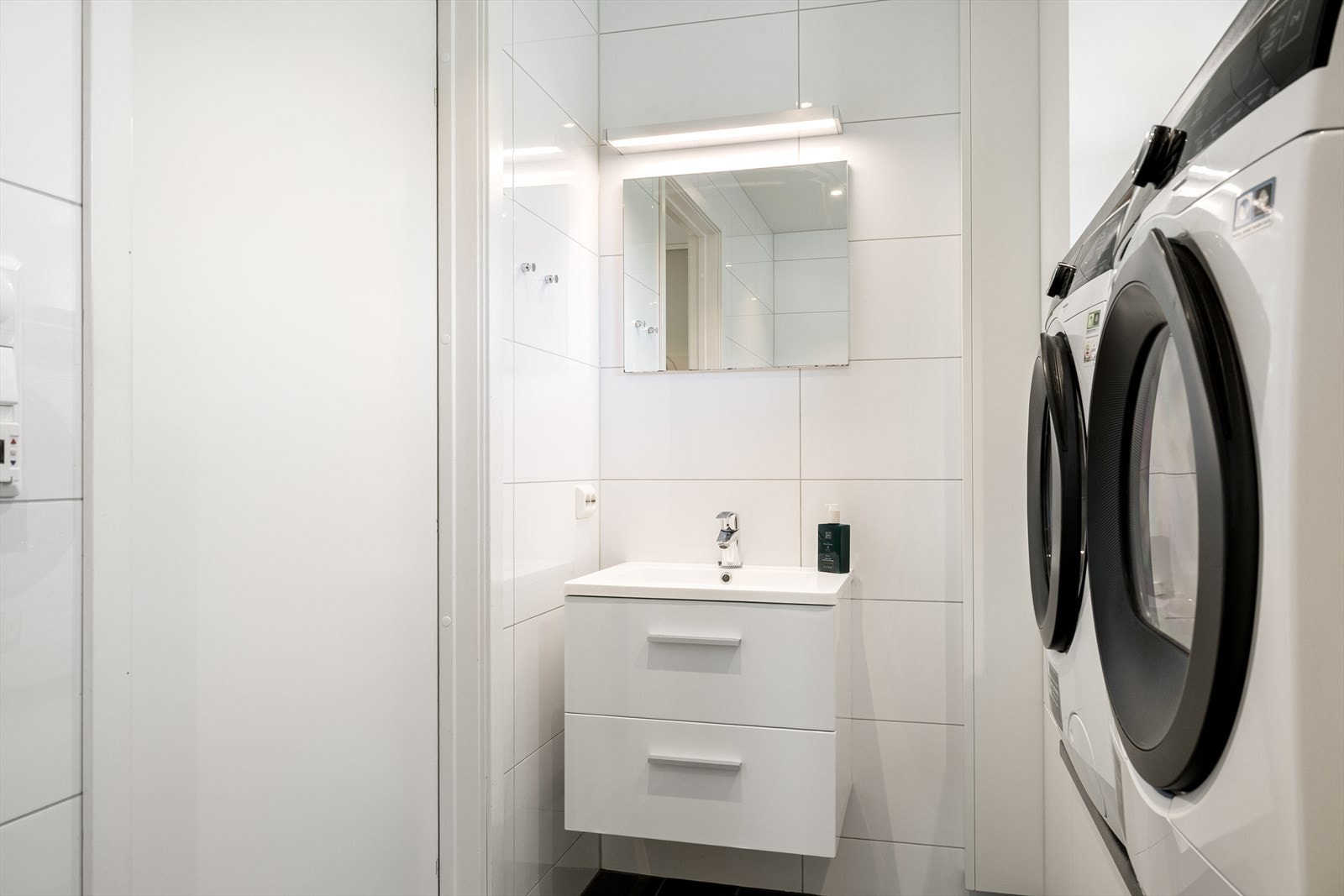 Videre i 1. etasje finner man kombinert bad/vaskerom Galleribilde