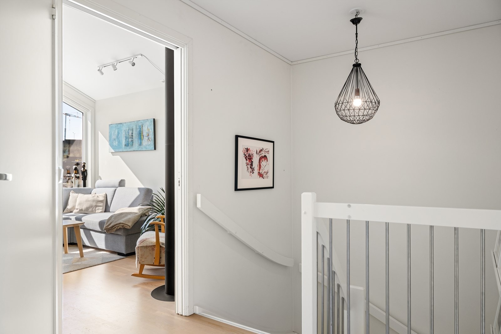 Opp i 2. etasje finner man stue, 3 soverom og bad Galleribilde