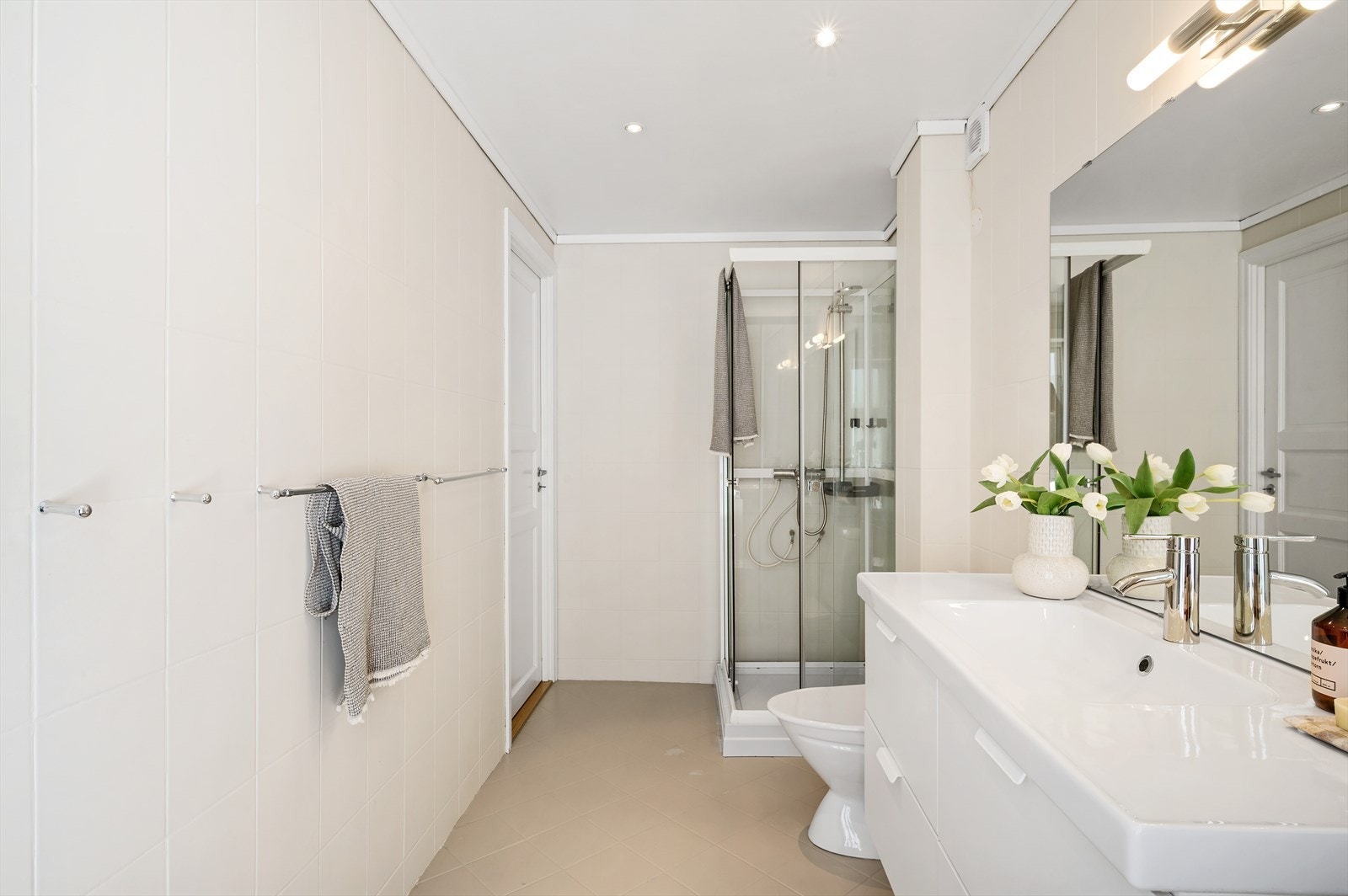 - Badet er utstyrt med dusjkabinett, WC og servant med oppbevaring - Galleribilde