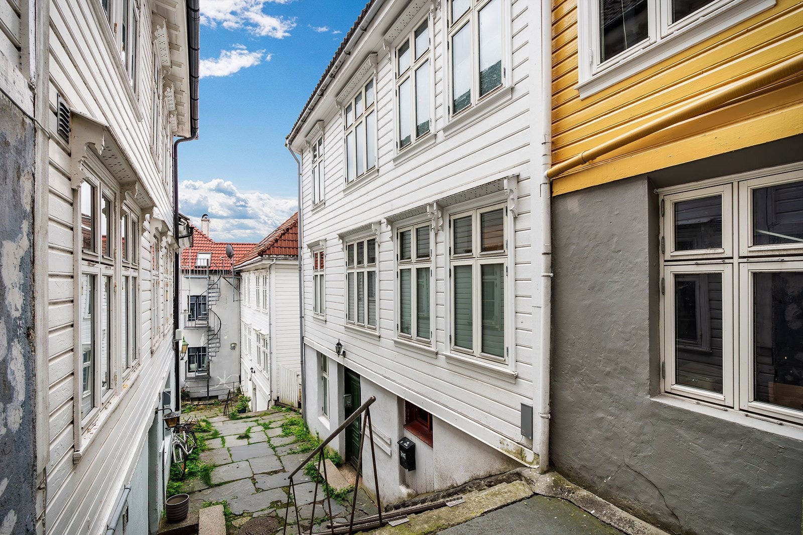 - Her kan du bo i en koselig gate omringet av nydelige trehusbebyggelse - Galleribilde