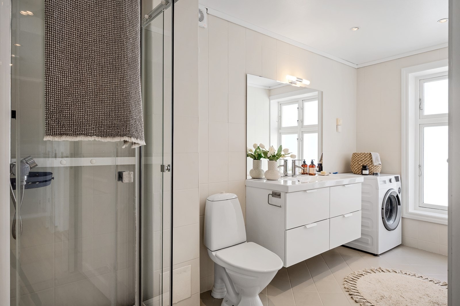 - Badet er helfliset med varmekabler i gulv for behagelig oppvarming - Galleribilde
