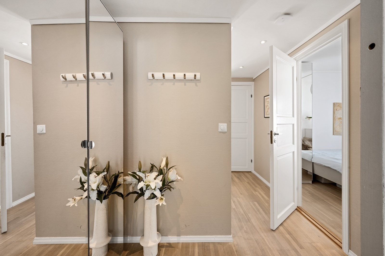 - Velkommen inn i en lys og innbydende entré - Galleribilde