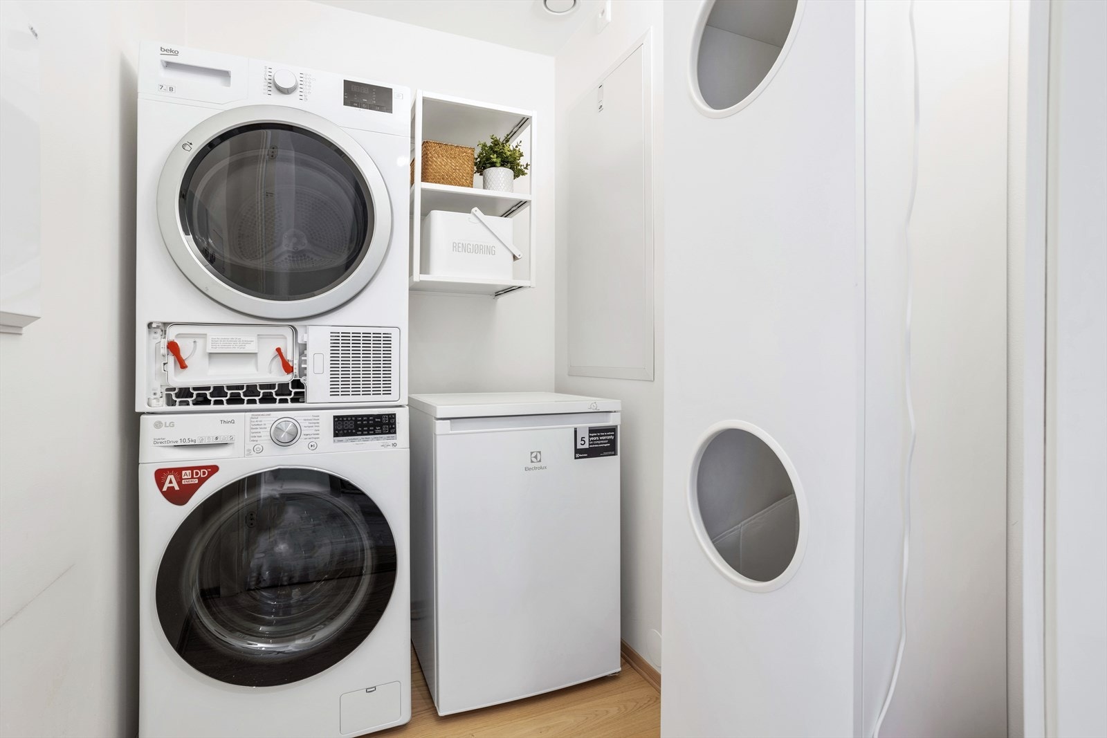 Separat vaskerom med plass til både vaskemaskin og tørketrommel, samt gode muligheter for systeminnredning og ekstra fryser. Galleribilde